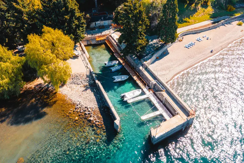 Muelle privado de La Cascada sobre el lago
