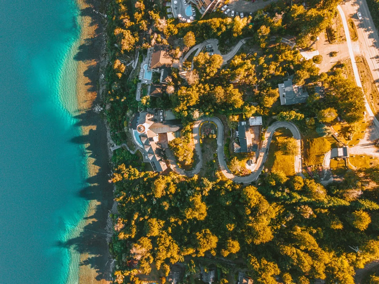 El Faro Boutique Hotel & Spa visto desde el aire, sobre el lago en Villa La Angostura